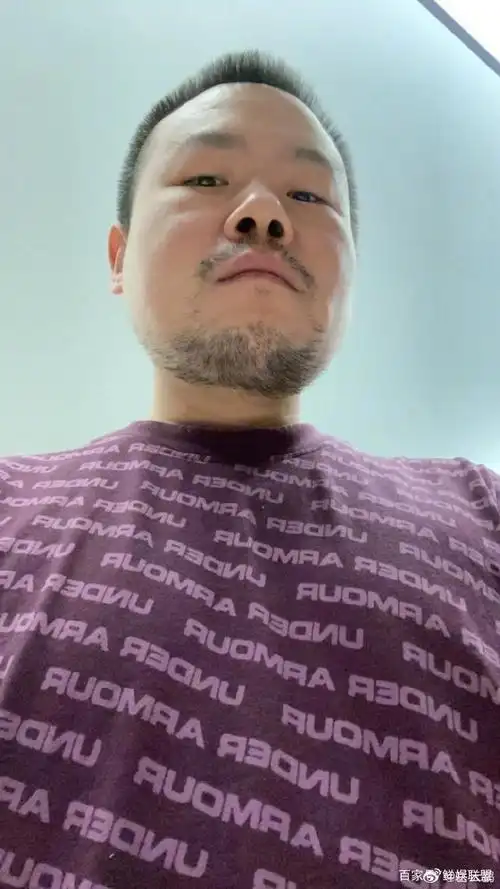 岳云鹏近照曝光,胡子邋遢像大叔!