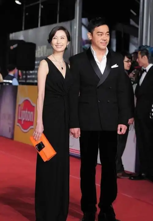 郭蔼明和刘青云真般配穿纯色长裙优雅又高贵看脸不像是60后