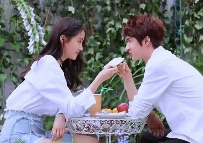 原创王一博关晓彤策划照被疯传甜蜜对视超虐粉丝放开让我来