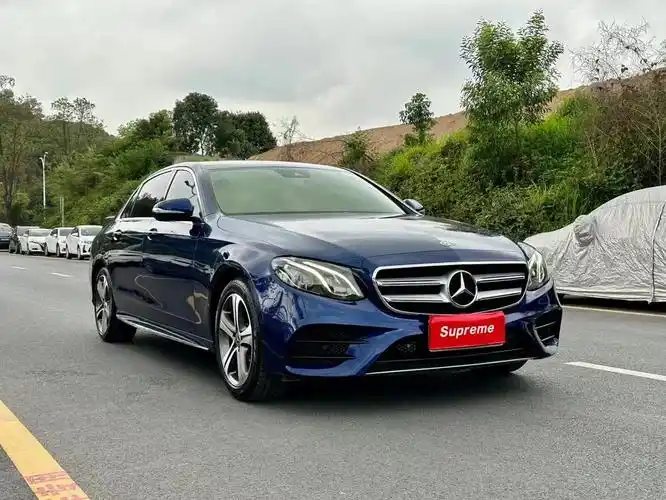 奔驰e级 2017年 e 200 l 运动型升级了 游艇蓝