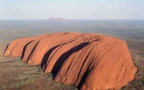 世界上最大的石头艾尔斯岩石大得像一座山长达3千米