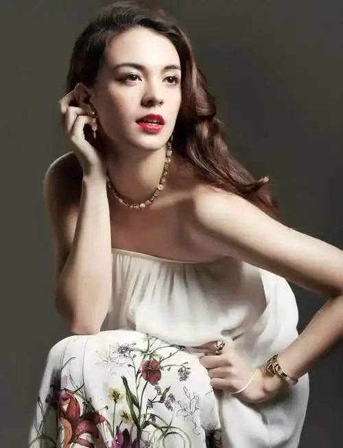 张榕容(sandrine pinna),1987年4月10日出生于台湾省,中法混血儿,中国