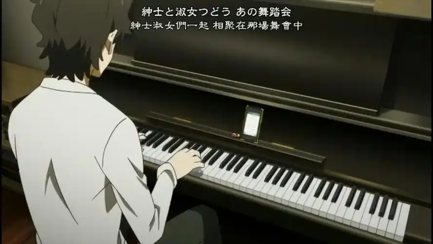 弹钢琴的时候左手怎么放?