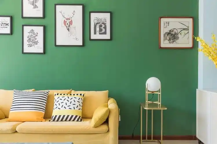 客厅背景采用墨绿色的背景墙搭配了黄色沙发,颜色让人更舒适