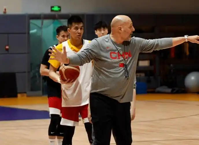 但郭艾伦并不是小个子控卫,他的身高达到了1米9,这个身高放在世界男篮