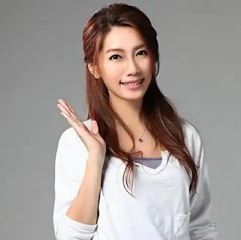 作为一个备受瞩目的公众人物,林韦君勇敢地面对自己的感情生活,展现了