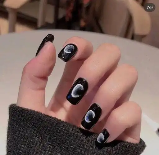 每个黑色指甲上都有一只眼睛,很潮!