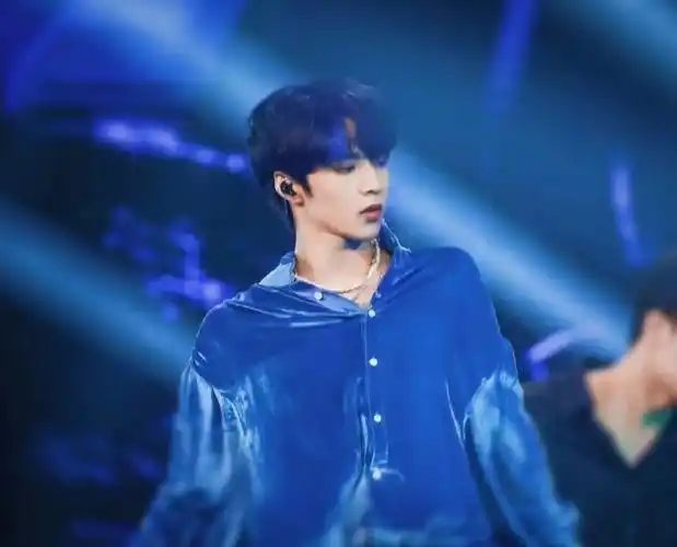 时代少年团刘耀文  #安利帅哥  就是说文哥和蓝色有多配,那我就不用