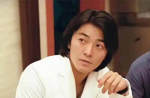 那时,很多追星的男生都会留长头发,被认为有些"娘",而明星留长发则是