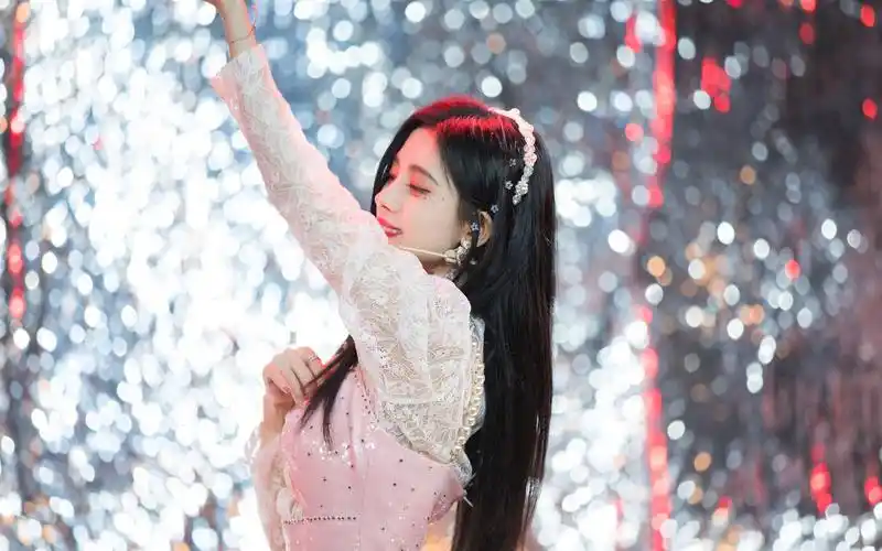 鞠婧祎仙气甜美高清桌面壁纸