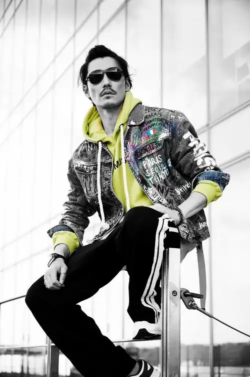 胡兵轻松驾驭百变风格多套look随性切换时尚范十足