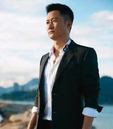 吴京宣传照(吴京登时尚芭莎杂志手指惹争议)(1)