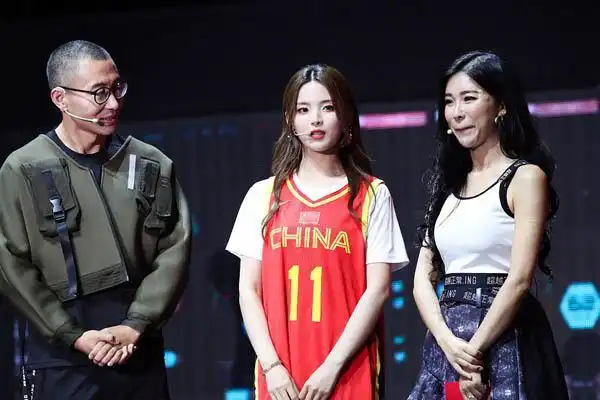 杨超越科比同框,不会说英语的她"一脸懵",还嘴瓢说错话