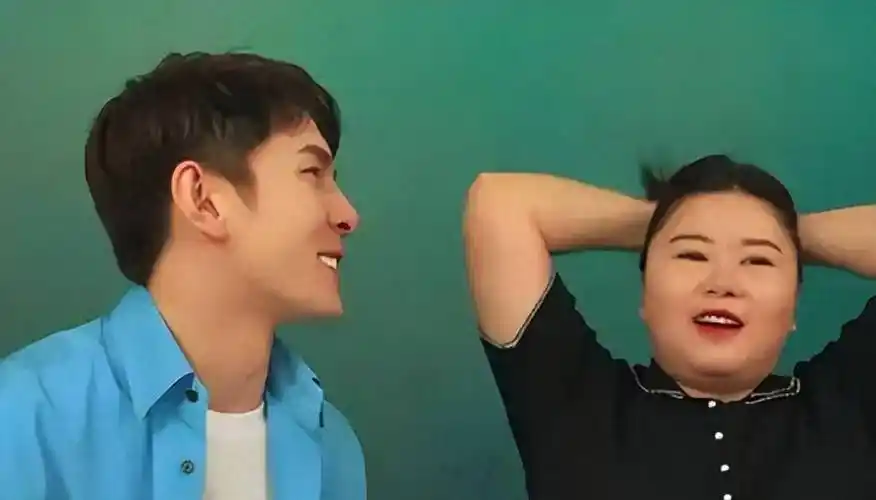 刘欢老师,然后又抱怨女孩的发型完全暴露了他的缺点,逼迫女助理把头发