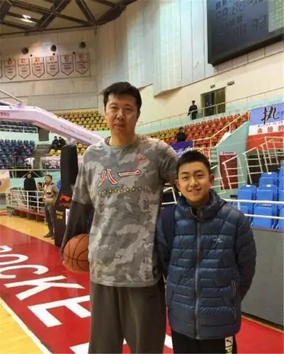 王治郅儿子近况,年仅14岁身高便超1米8,如此天赋却说打篮球太累