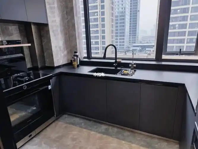 灰色柜门配上黑色岩板台面,我觉得颜值还是挺可以的