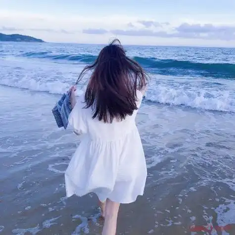2022唯美海边女生背影头像蓝色的大海也太美了吧