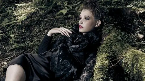 壁纸 黑色礼服女孩,森林