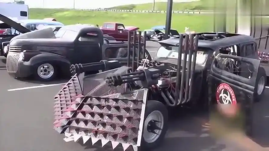 牛人发明国外汽车迷改装的战车太厉害车前的加特林太霸气