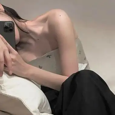 撩人的女头不露脸部位不露脸但却也显高级的一款唯美女生空间头像来啦