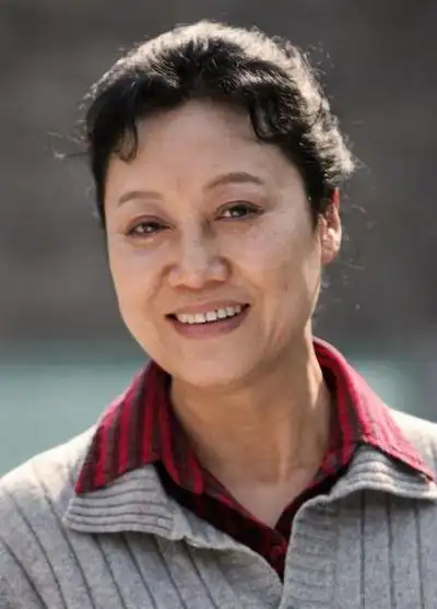 她就是王丽云,王丽云出生于1955年,年轻的时候是话剧演员,曾和赵丽蓉