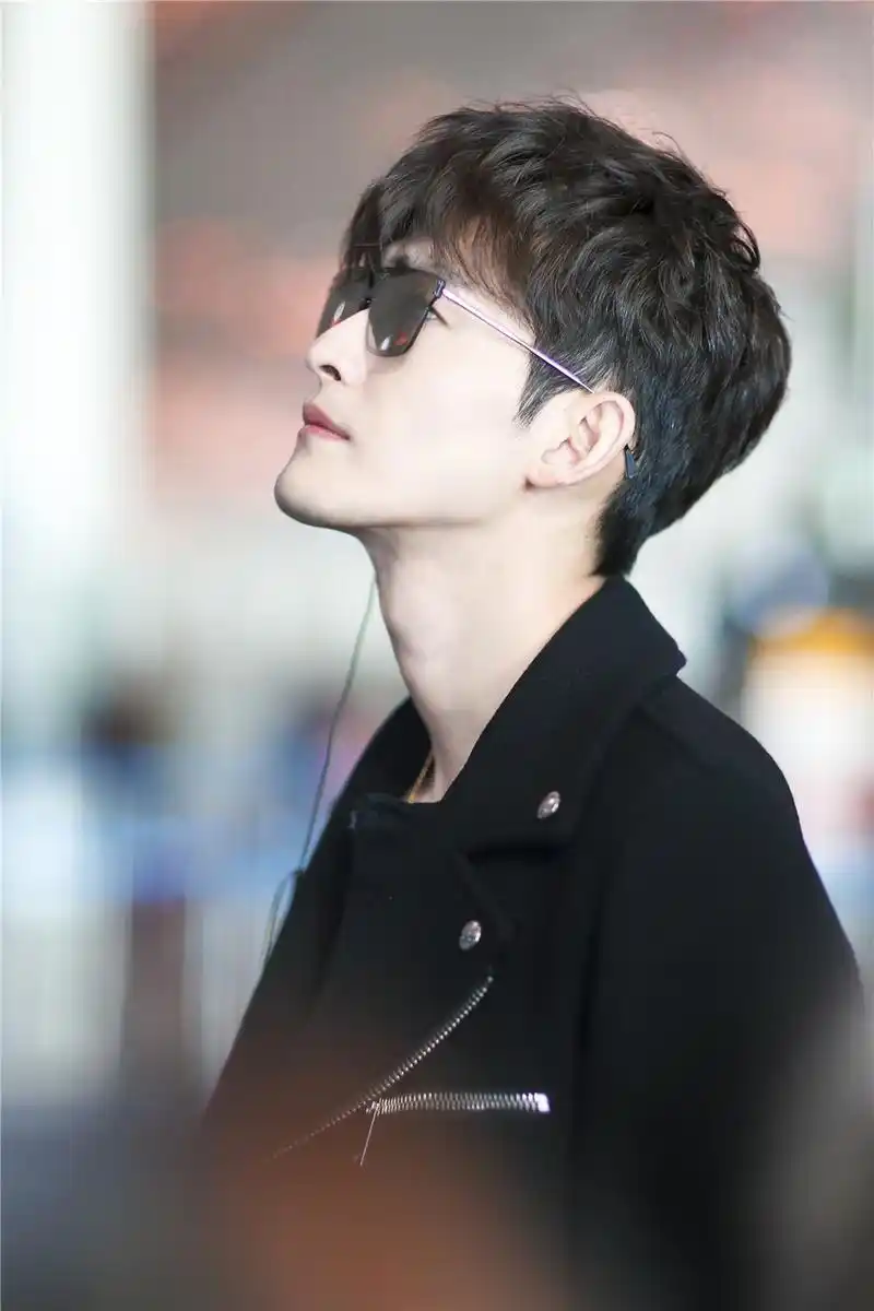 张翰出发前往日内瓦表展 黑色大衣硬朗帅气