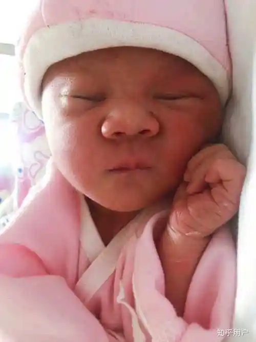 胎儿刚出生的样子图片 ( 胎儿刚出生的样子)