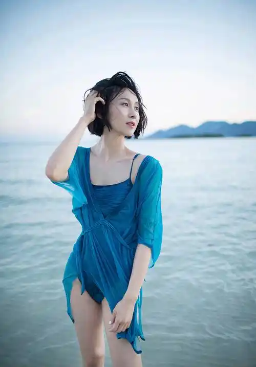 40岁练束梅,这身材饱满得有点过火了!