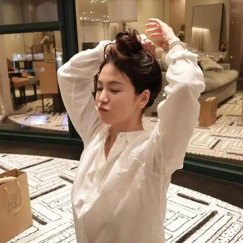 她看起来只像二十多岁的少女,其实本人已经有42岁了,一直以来宋慧乔都