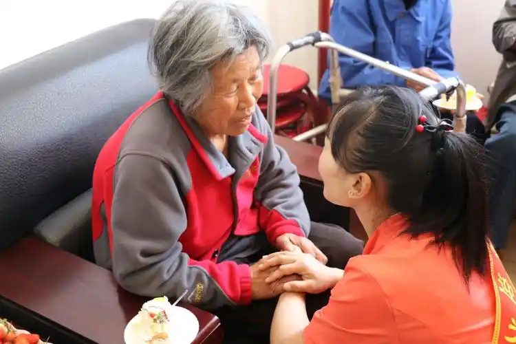 志愿者陪老人聊家常