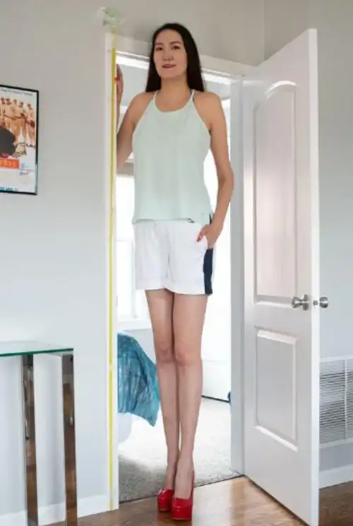 蒙古29岁女子身高2米腿长1米34成世界第二长腿曾为身高烦恼