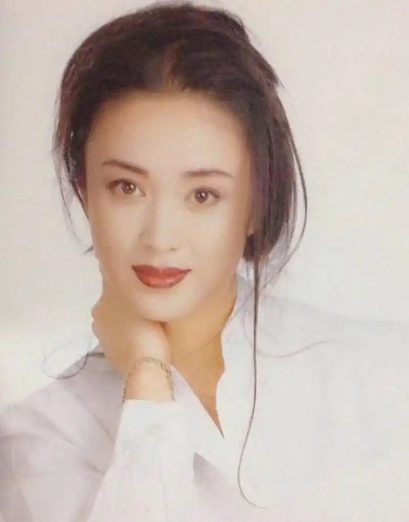 1990年拍摄《封神榜》时,26岁的傅艺伟死活不肯和56岁的达奇拍吻戏,"