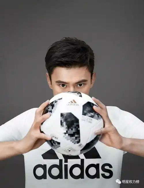 热巴千玺最新足球写真曝光杨幂时隔三年再登跑男吴磊穿白西装变身睫毛