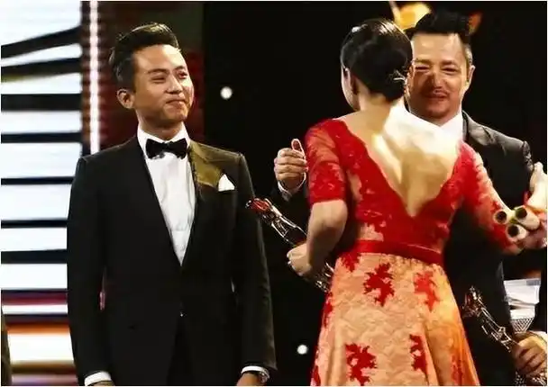 十年后,当郝蕾作为评委,为《烈日灼心》的三位主演邓超,段奕宏,郭涛