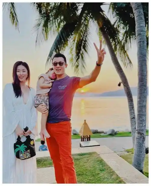 朱珠产后秀比基尼照,引发热议,大方分享回奶心得_孩子_老公_好身材