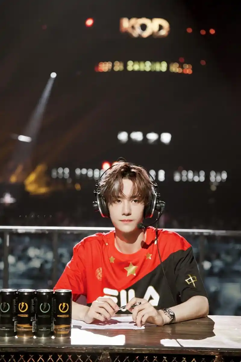 王一博电竞解说图片:一博这盛世美颜啊