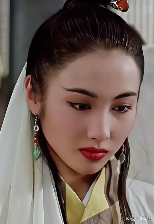 她以清纯甜美的形象出道,凭借《倚天屠龙记》等经典作品赢得了无数