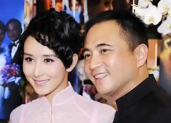 胡静:嫁入马来西亚豪门,老公为和她一起睡,竟割掉自己扁桃体_朱兆祥