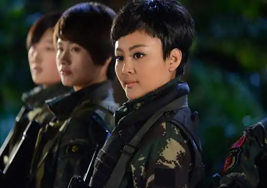 帅气又精神阿鲁阿卓新时代女兵短发造型大热