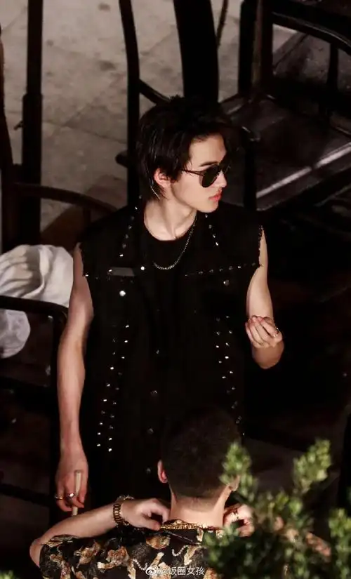 宋亚轩无袖造型