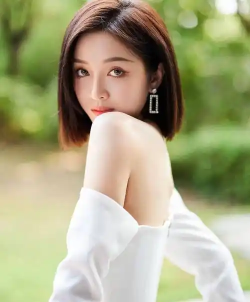 吴宣仪是火箭少女101的成员,长相甜美可爱,身材高挑,在节目中表现出色