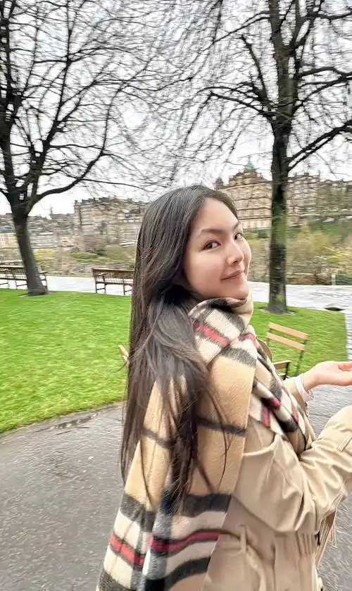 50岁王岳伦携王诗龄看画展,黄头发抢镜超显年轻,而李湘负责拍照