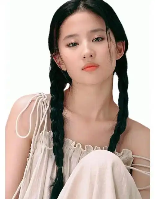 17岁刘亦菲写真白色吊带裙好清纯676767眼神好清灵