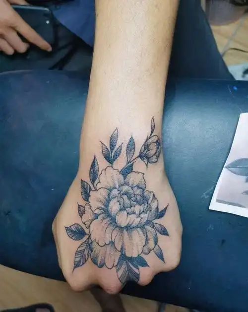 手花纹身图片_手部纹身图案