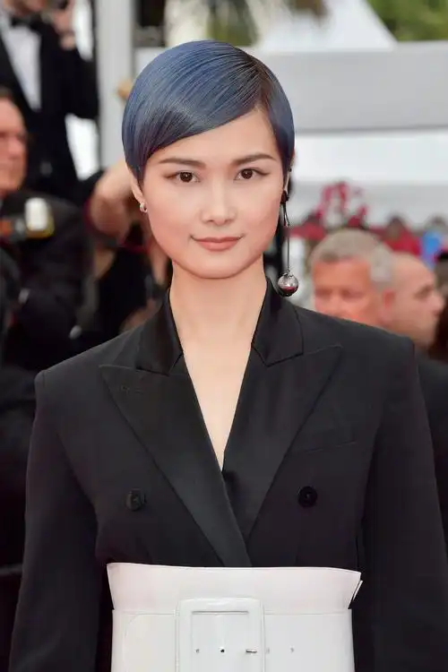 李宇春穿打底裤的效果惊艳了,腰带穿腿上也不丑,网友:这叫个性-搜狐大