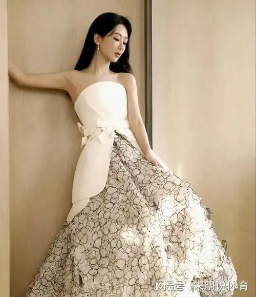 杨紫红毯造型, 气质舒展大方优雅带点俏皮, 像美丽的蝴蝶公主|礼服