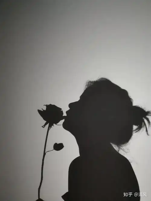 第五步:被拍者根据情况变换姿态,手持玫瑰,孤独的坐在椅子上,玫瑰花挡