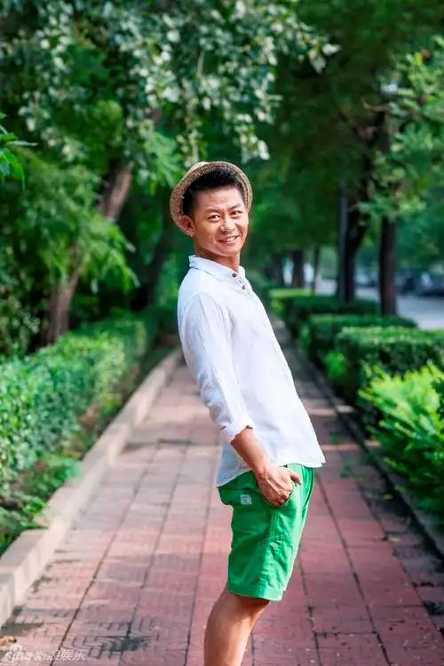 组图:李健清新绿色写真笑容朴实乐观_高清图集_新浪网