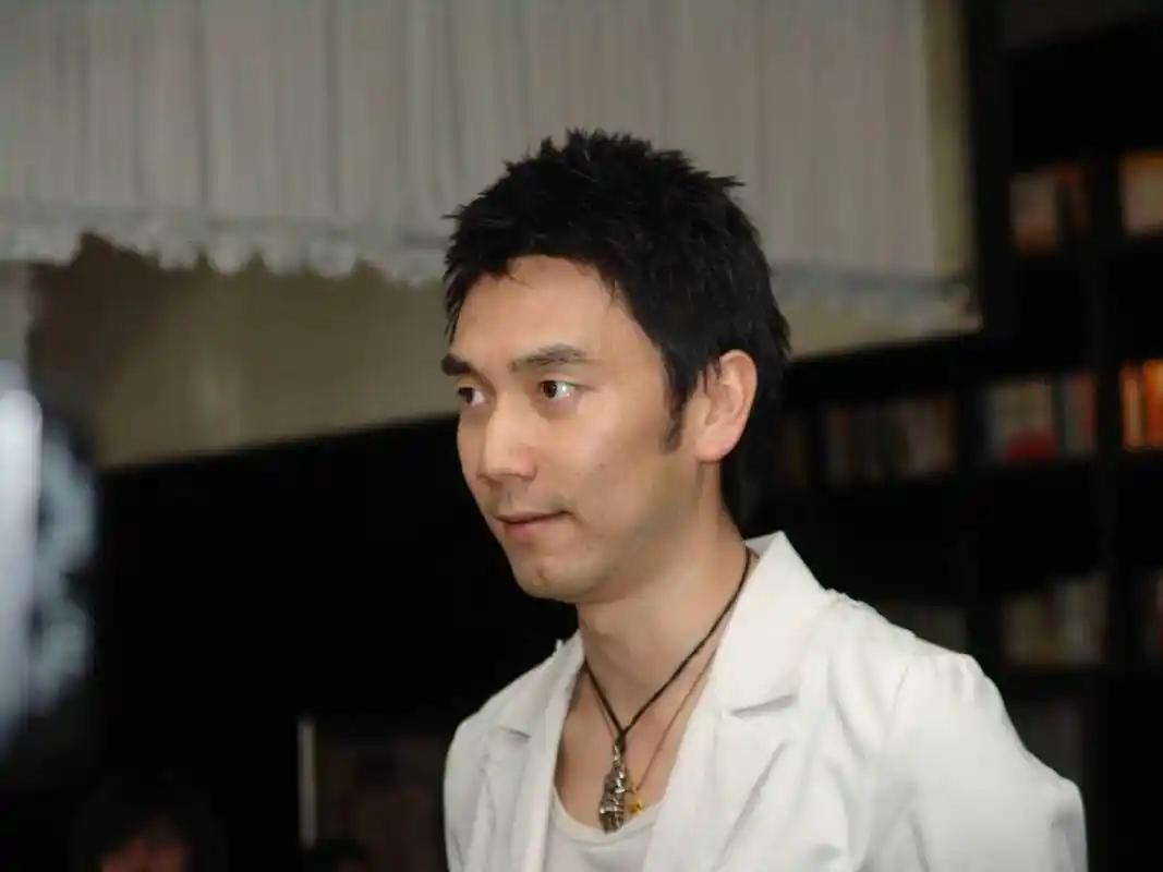 林依轮甩了患难与共的发妻,迎娶了年轻漂亮的模特,婚后,却发现枕头下