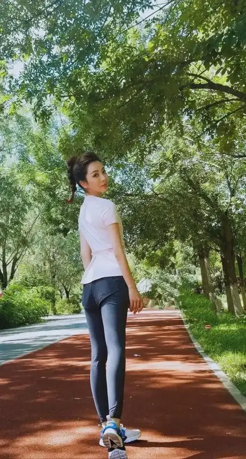 央视一姐李思思罕见户外运动扎马尾清纯大秀苗条纤细身材